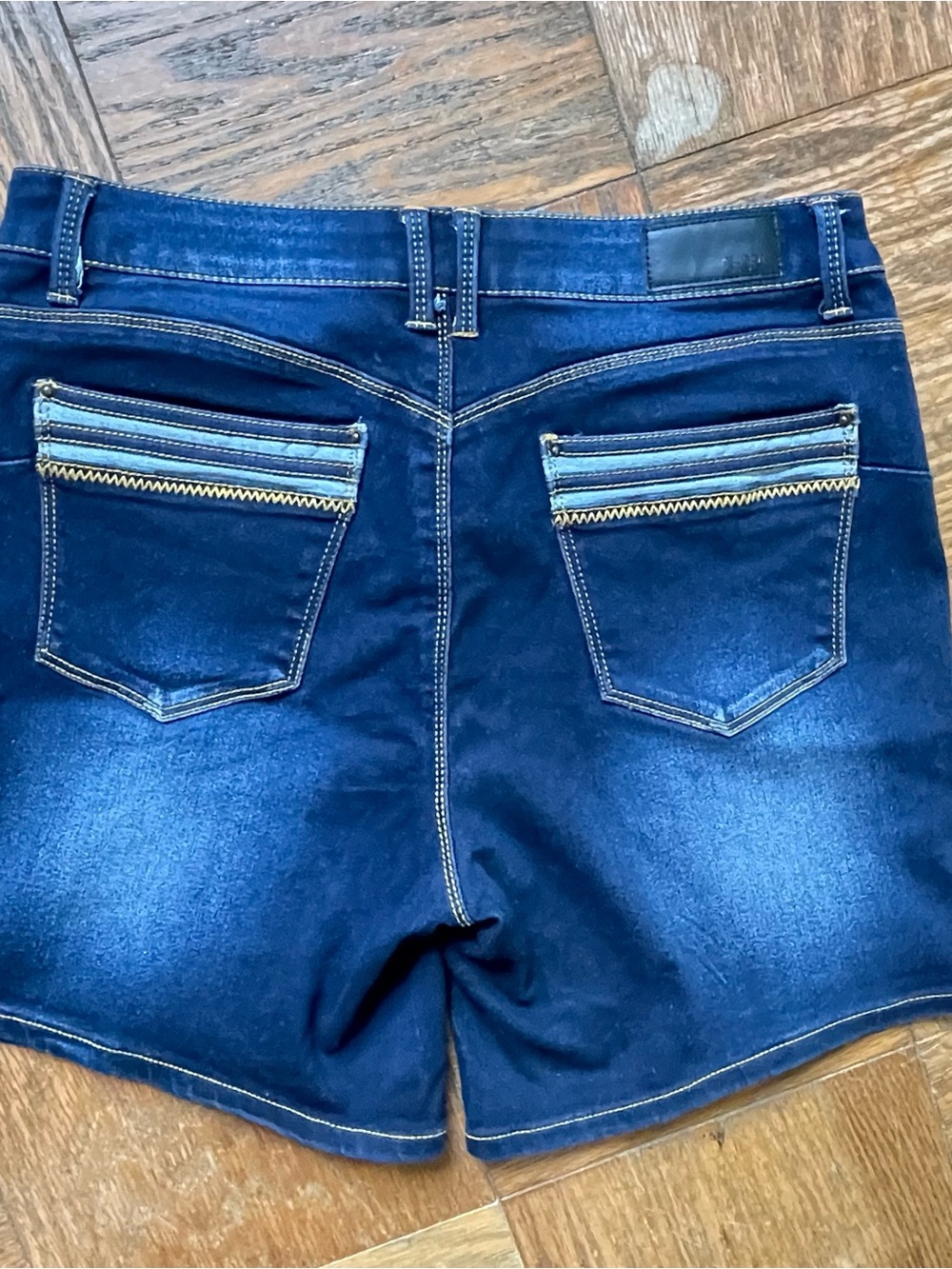 New THORN size 12 Navy blue denim mid-rise shorts ~ embroidered pockets - Picture 3 of 7